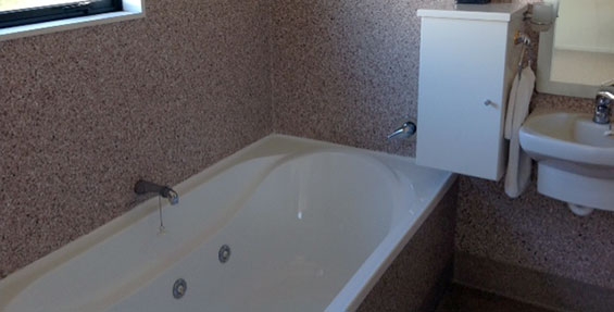 1-bedroom deluxe unit bathroom